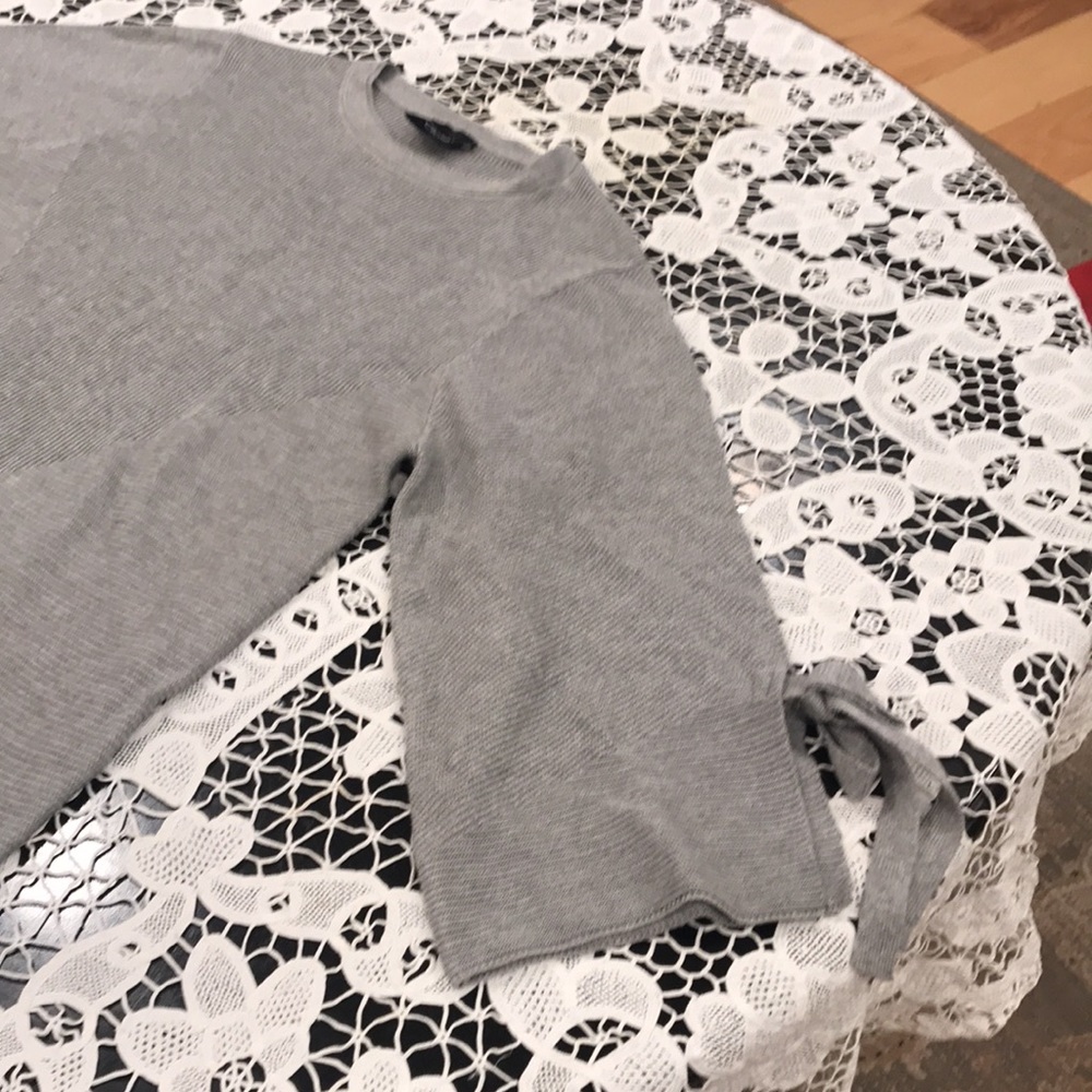 Cliche gray bell sleeve sweater - Picture 2 of 7